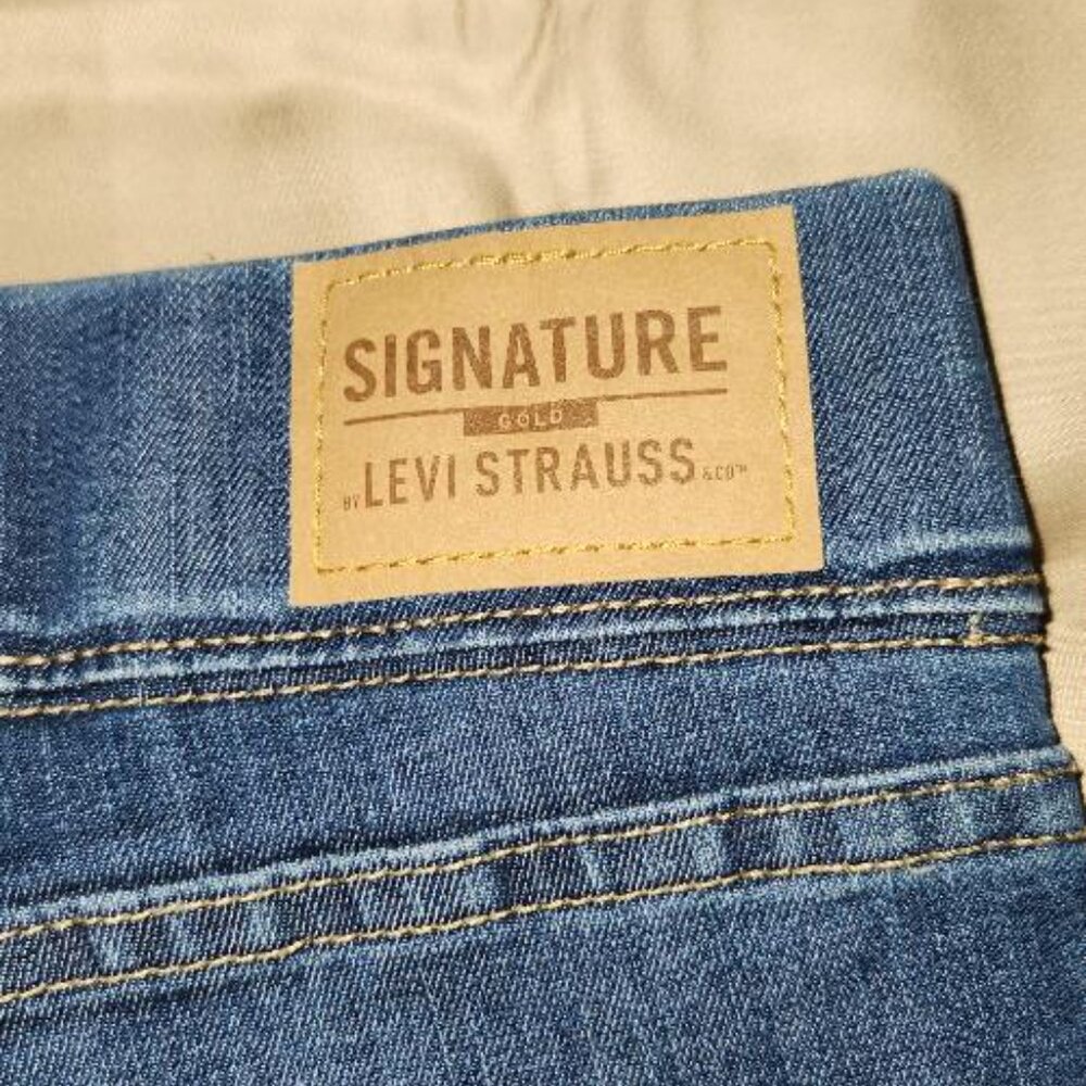 Levi's Women Bermuda Shorts 18 - Picture 3 of 5